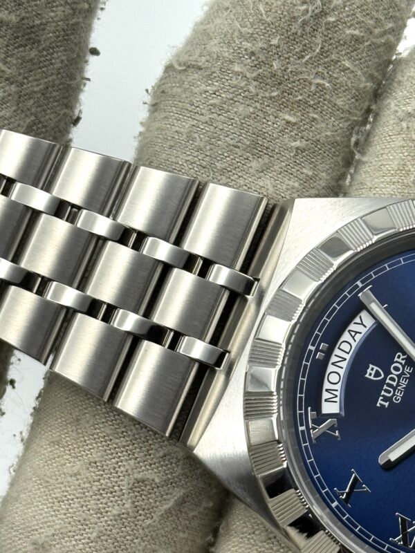 071d7a23-3185-58b7-843c-ecb8482f1e0d Tudor Royal 28600